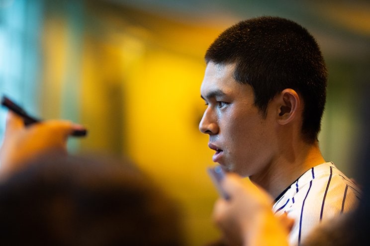 報道陣に囲まれた高校時代の佐々木。その問いに丁寧に応えていた　©Asami Enomoto