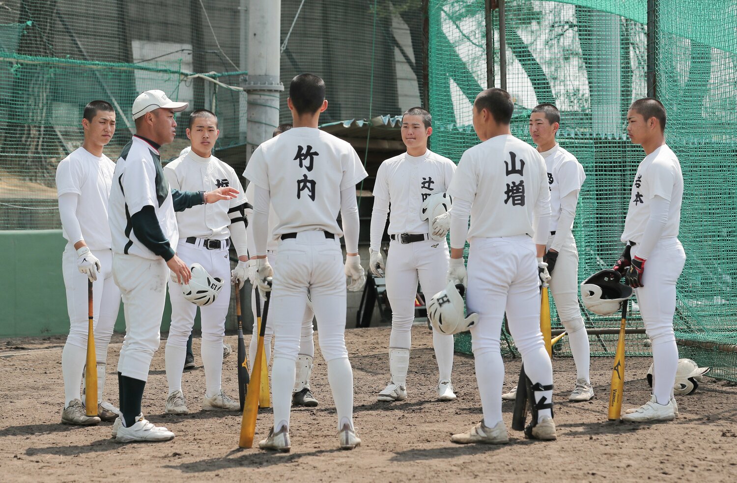 名門らしからぬグラウンドの報徳学園。左は大角監督　©JIJI PRESS