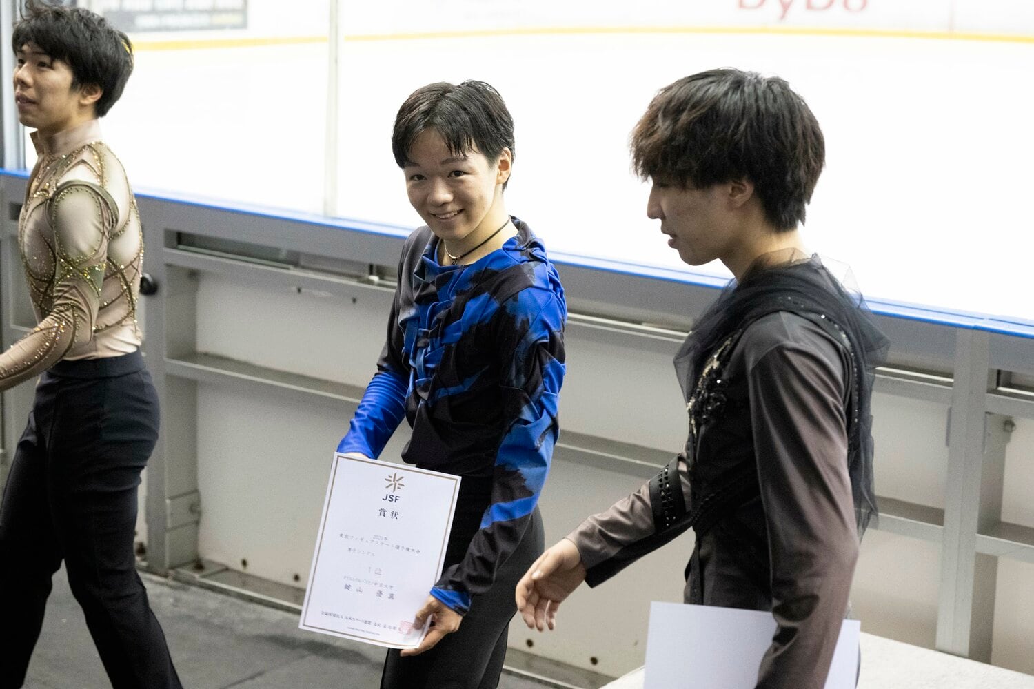 東京選手権で見事優勝を果たし、笑顔で賞状をみせる鍵山　©︎Asami Enomoto