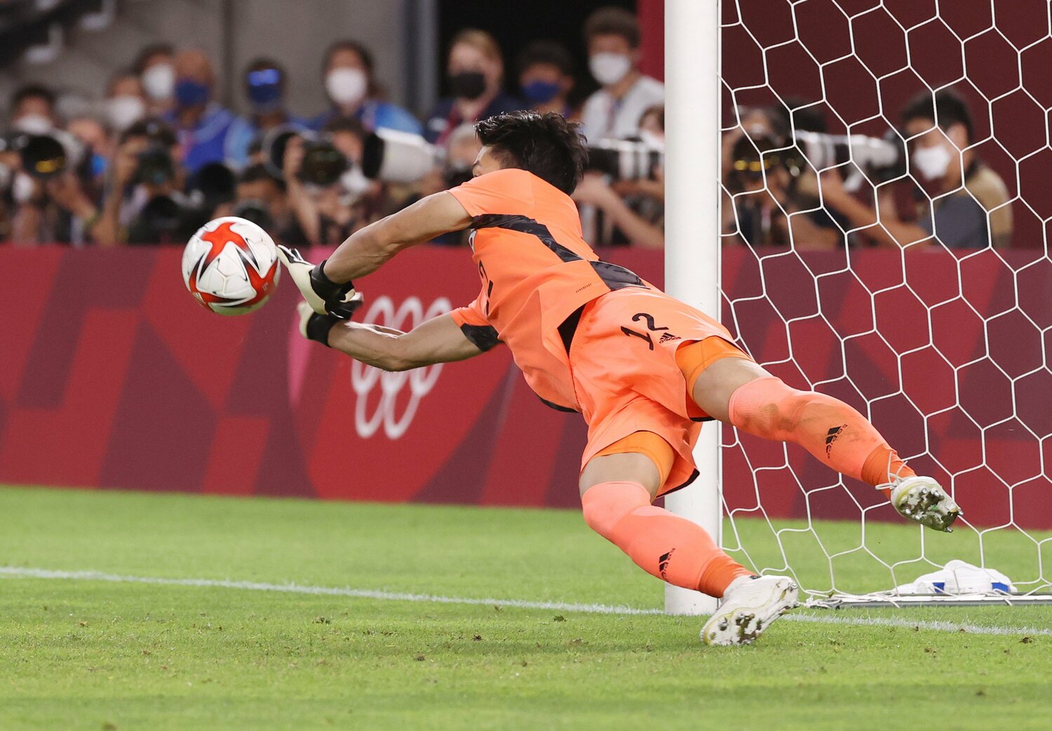 勝利を手繰り寄せた谷のPKストップ©JIJI PRESS