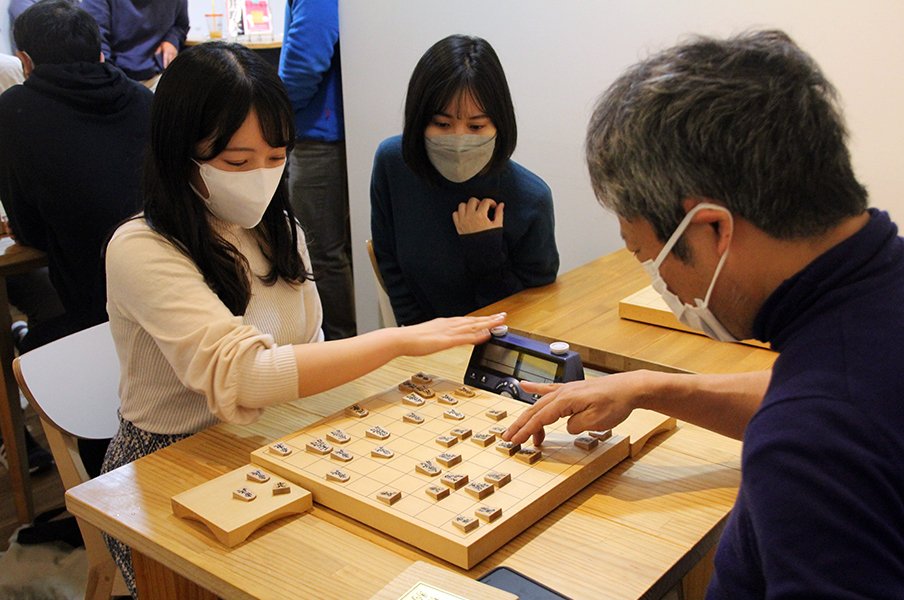 ワカナさんと先崎九段の4秒将棋(※写真をクリックすると熱戦の様子がご覧になれます) ©Satoshi Shigeno