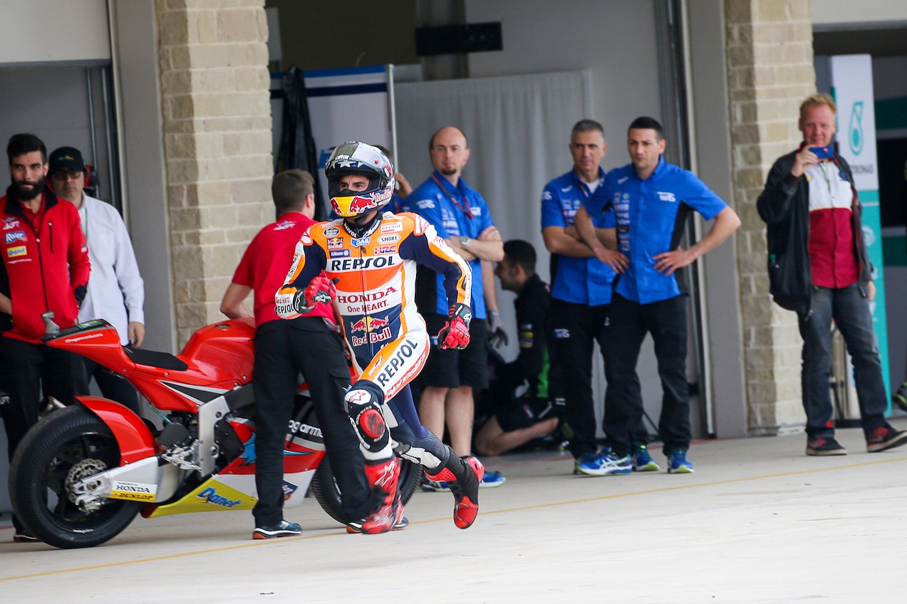 2015年あまり数GP予選中、フル装備のまま全力疾走するマルケス　テスト後の単独記者会見に臨むマルケス。このとき19歳　©Satoshi Endo