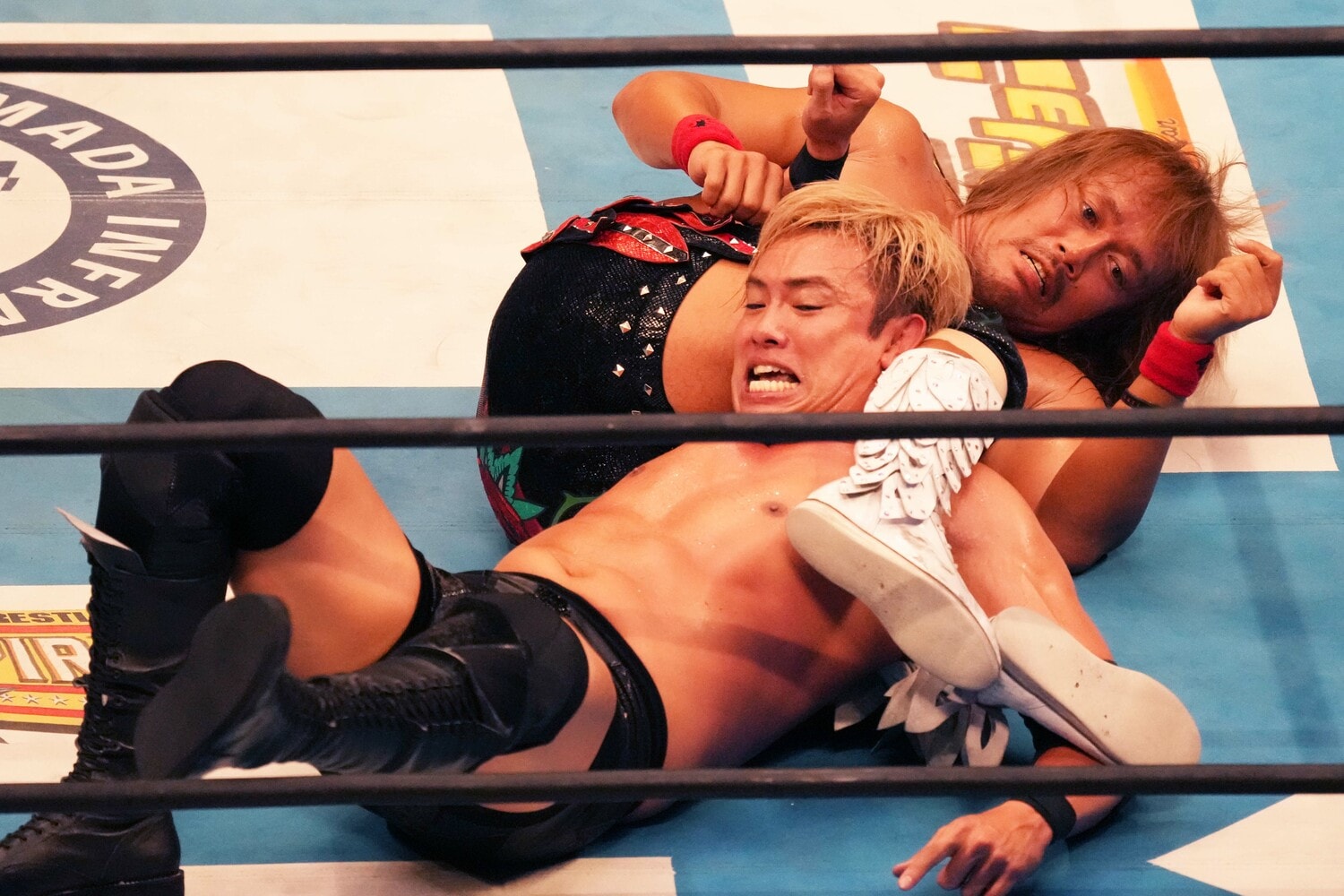 オカダ・カズチカに拷問技を仕掛ける内藤哲也