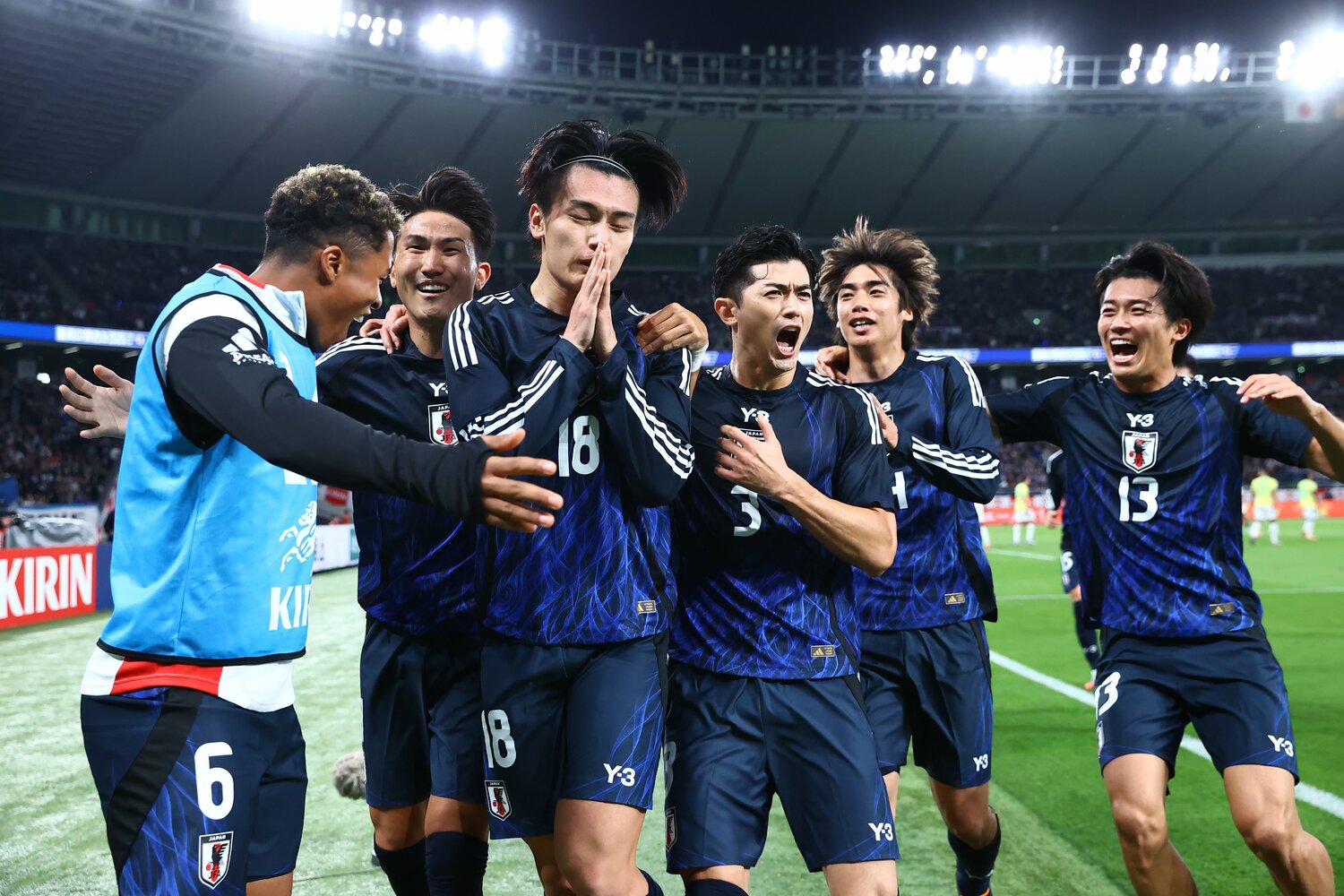 後半26分、CKから上田綺世のヘディングゴールで3－2と逆転した　©AFLO