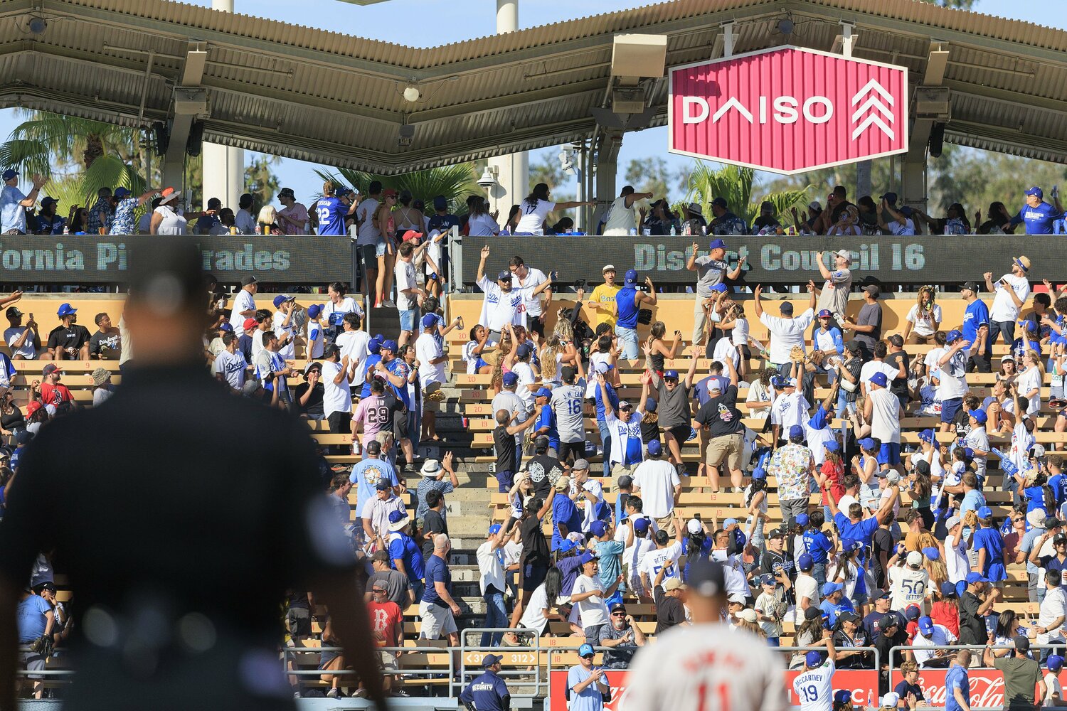 現地7月21日、大谷のホームランはダイソーの看板まで飛んだ。飛距離144mはドジャースタジアム歴代2位　©AFLO