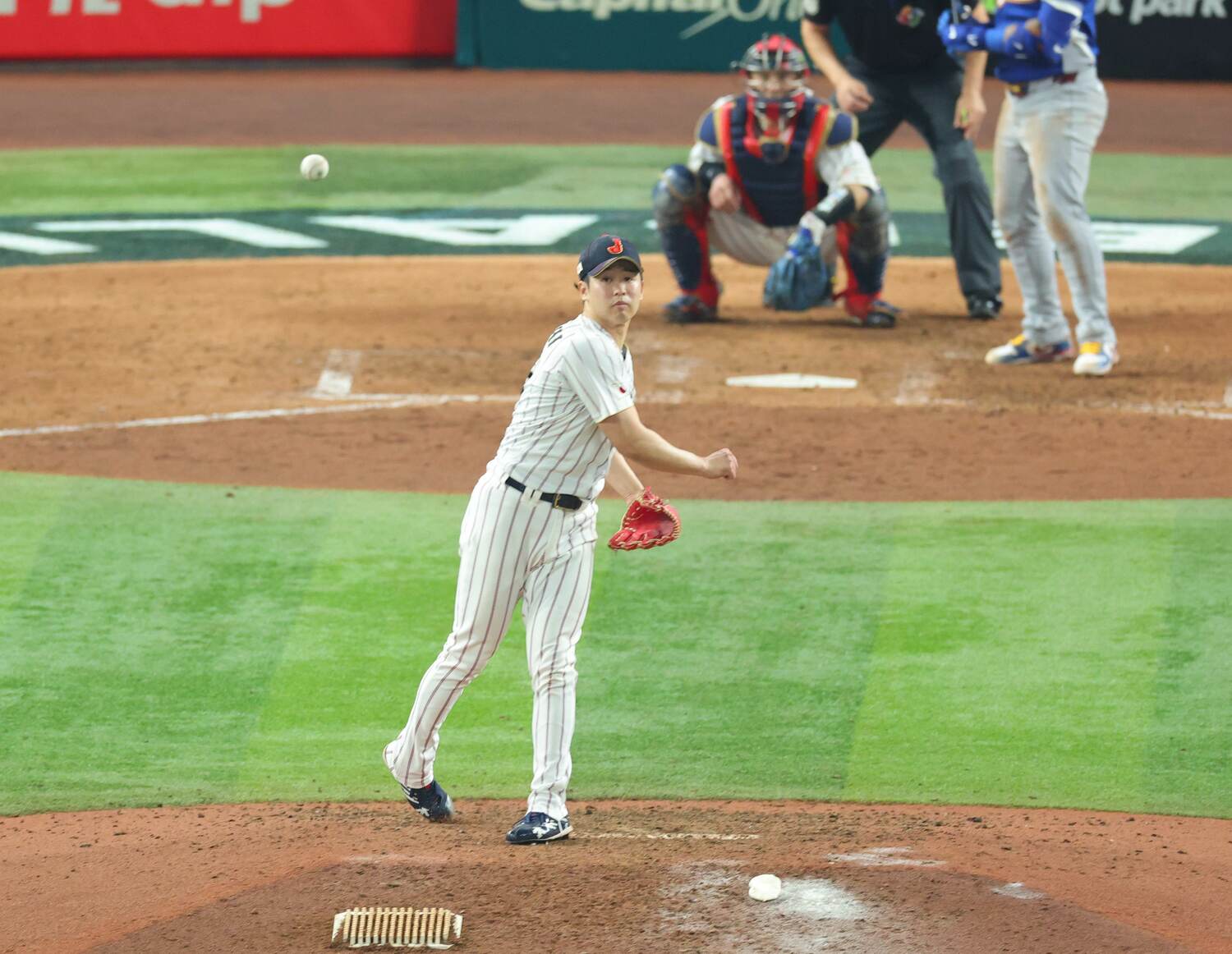 8回無死二塁、二塁への牽制球が暴投になり追加点を許す ©AFLO