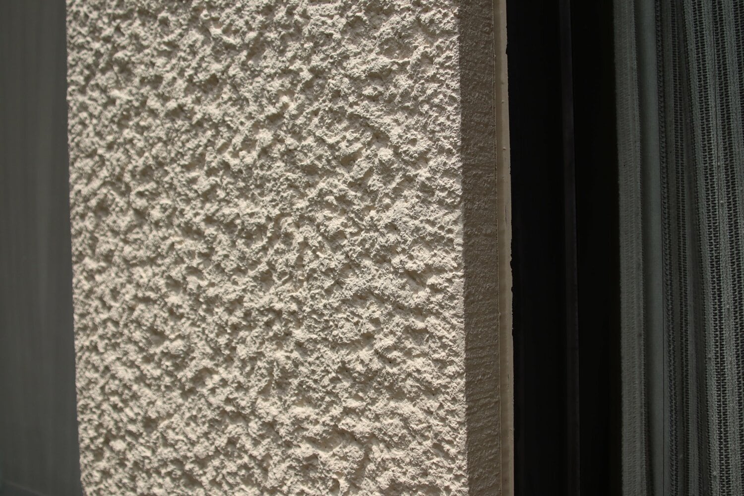 ツツキ仕上げの外壁　©Kou Hiroo