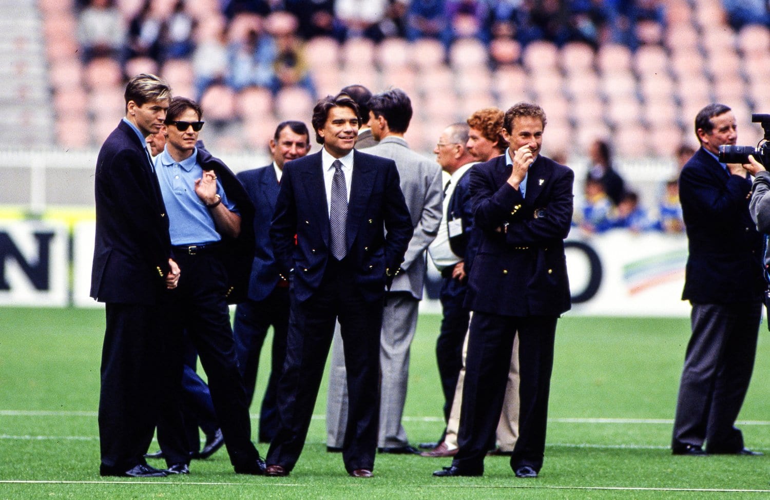 ストイコビッチ（左から2人目）やパパン（右端）らを擁した当時のマルセイユ。タピ会長（中央）の野望にあふれたクラブだった©Getty Images