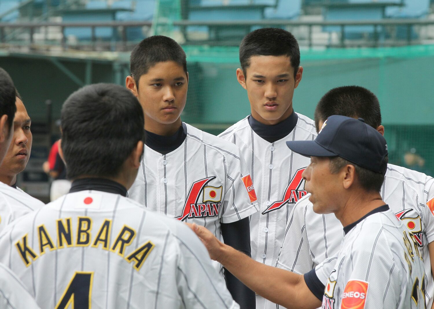 小倉監督の話を聞く大谷と藤浪　©SPORTS NIPPON/JIJI PRESS