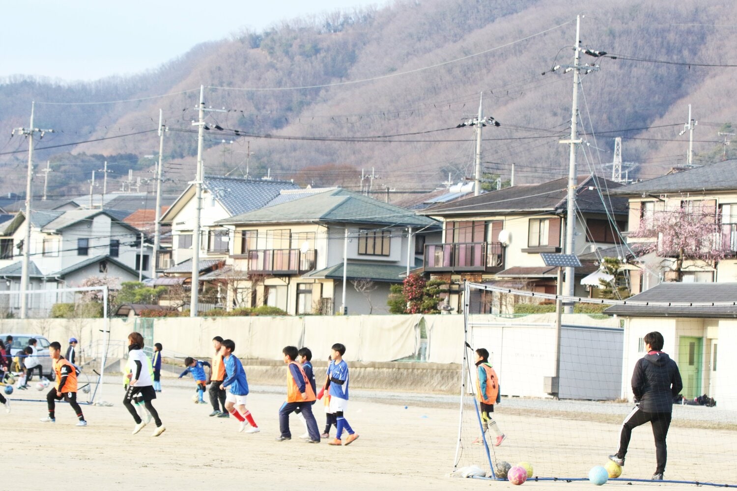 ボールを追いかける子どもたちを見守る市丸瑞希。引退後は指導者の道に進み、現在は小学生らにサッカーの魅力を教えている　©︎Takahito Ando