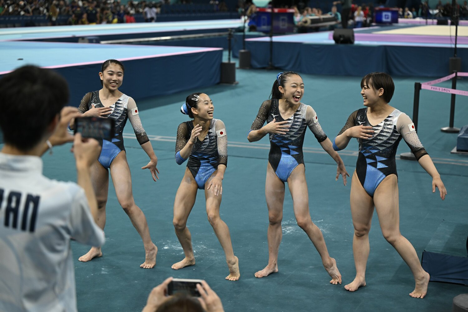 笑顔でポーズをとるパリ五輪のメンバーたち　©Asami Enomoto/JMPA