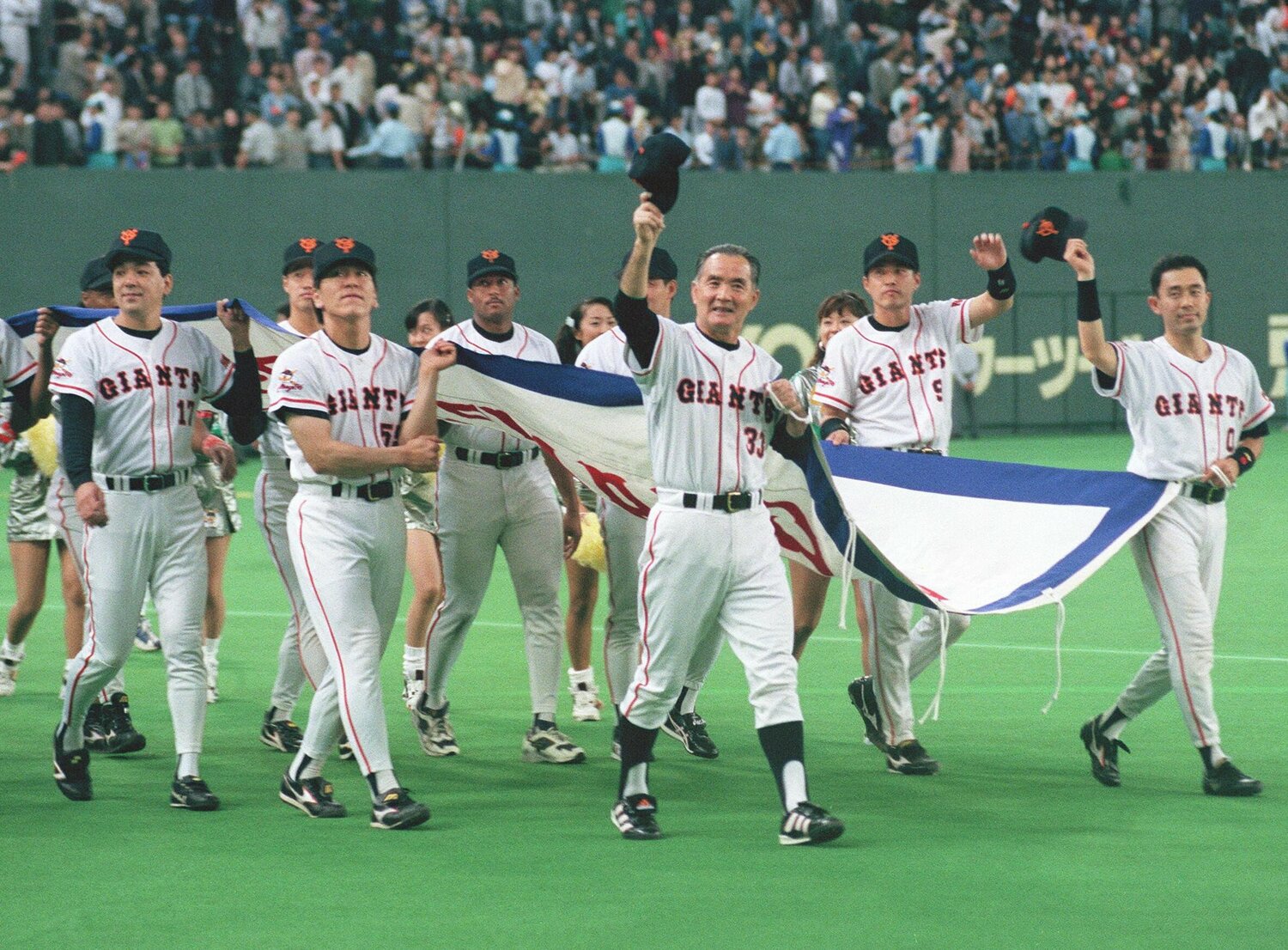 首位に最大11.5ゲーム差をつけられていた巨人。大逆転で優勝を決め、「メークドラマ」が流行語に ©JIJI PRESS