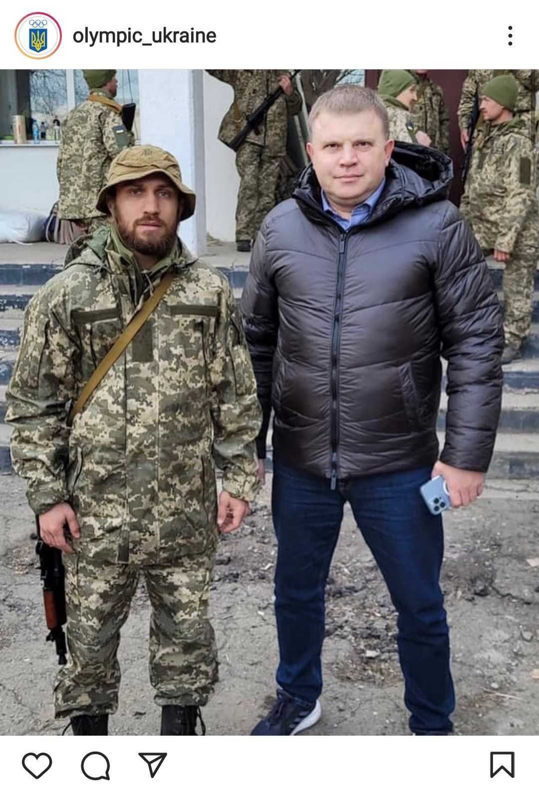 軍服に身を包み、ライフルを装備したワシル・ロマチェンコ ※ウクライナ・オリンピック委員会のInstagramより