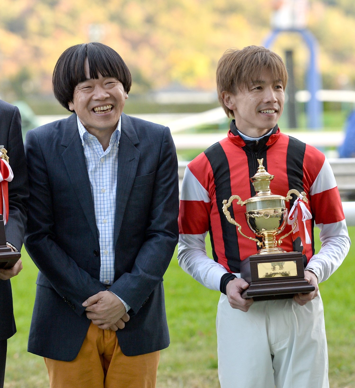 競馬を愛する蛍原さん。写真は2017年福島記念でプレゼンターを務めたとき。右は松岡正海騎手　©Sankei Shimbun