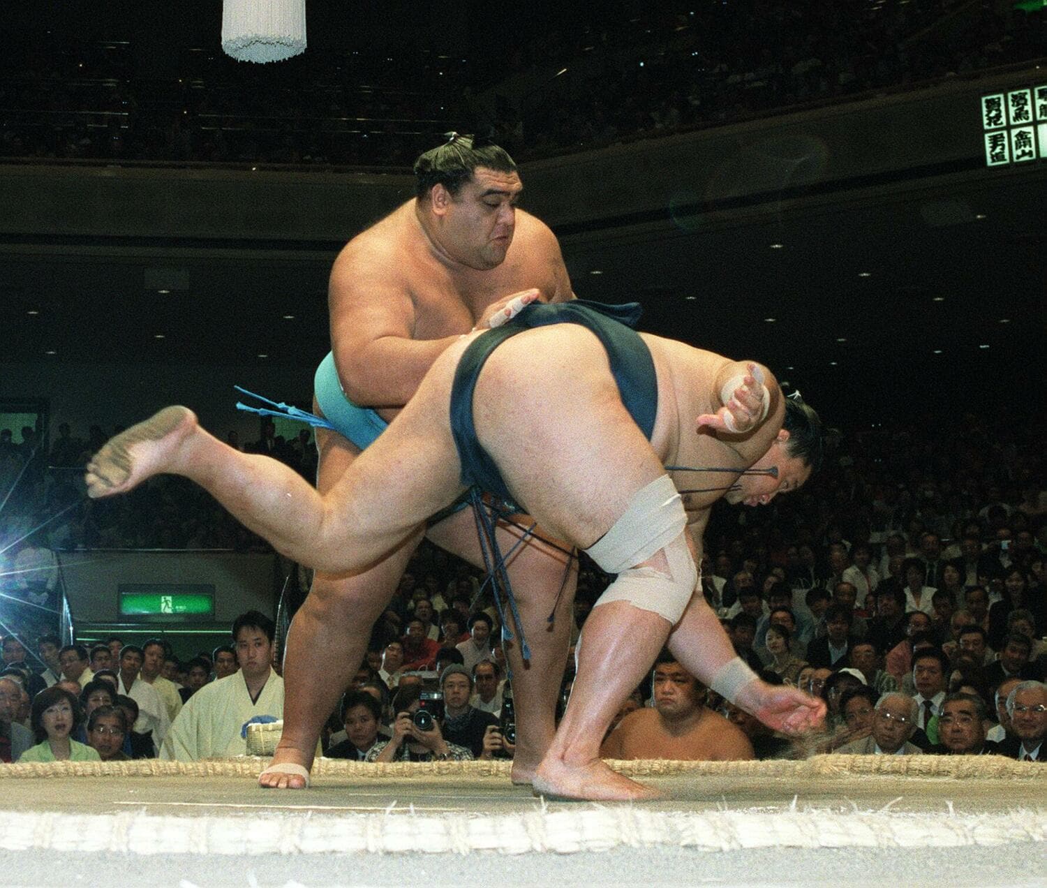 夏場所千秋楽、本割で武蔵丸に突き落としであっけなく敗れた貴乃花。その間、わずか0.9秒だった ©JIJI PRESS