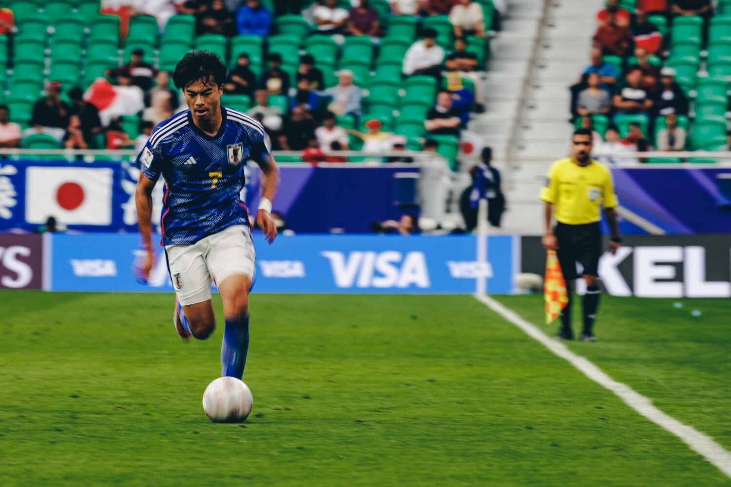 左サイドの「大外のレーン」をドリブルで駆け上がる三笘薫　©Kiichi Matsumoto　