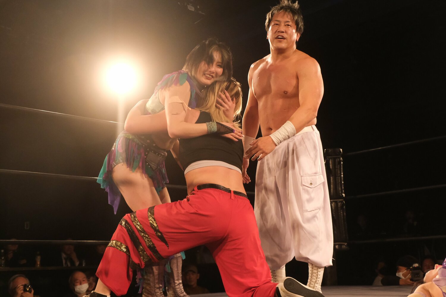 試合後にリング上でともに闘った真琴とハグ