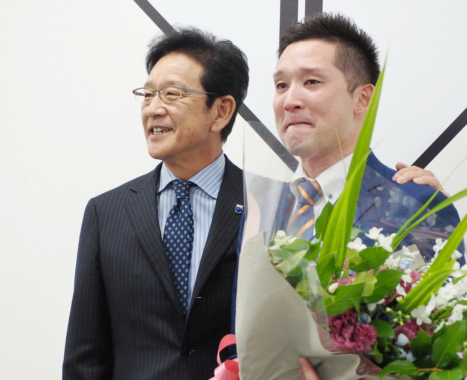 ”前進会見”にサプライズ登場した栗山英樹監督。涙が止まらなかった　©︎JIJI PRESS