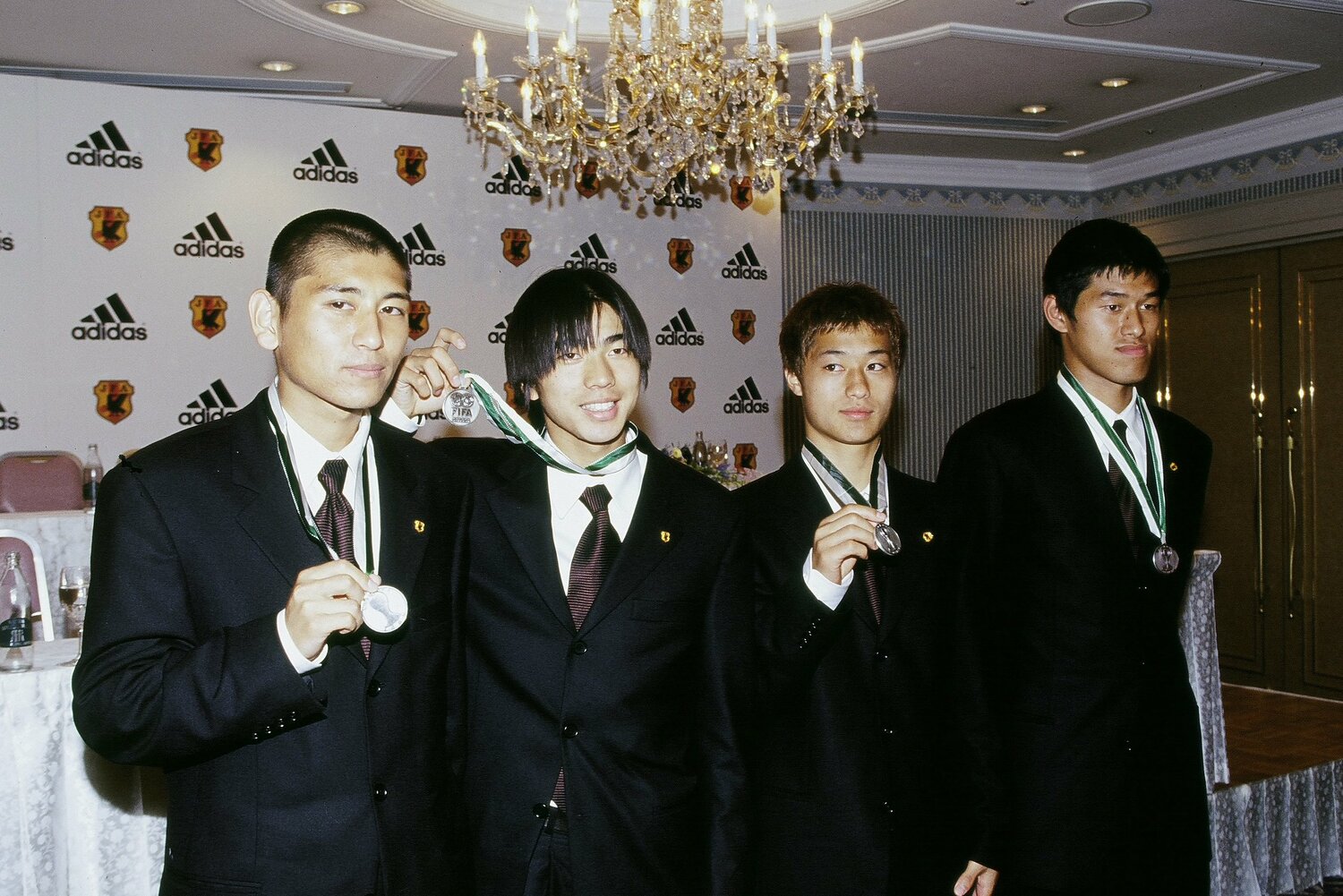 1999年ワールドユースから帰国した鹿島アントラーズの同期4人。（左から）中田浩二、本山雅志、小笠原満男、曽ヶ端準　©︎AFLO