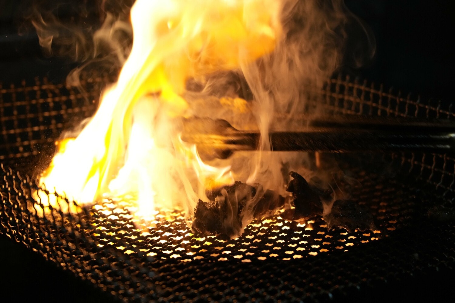 炎に包まれて焼き上がる名物のコロ焼き