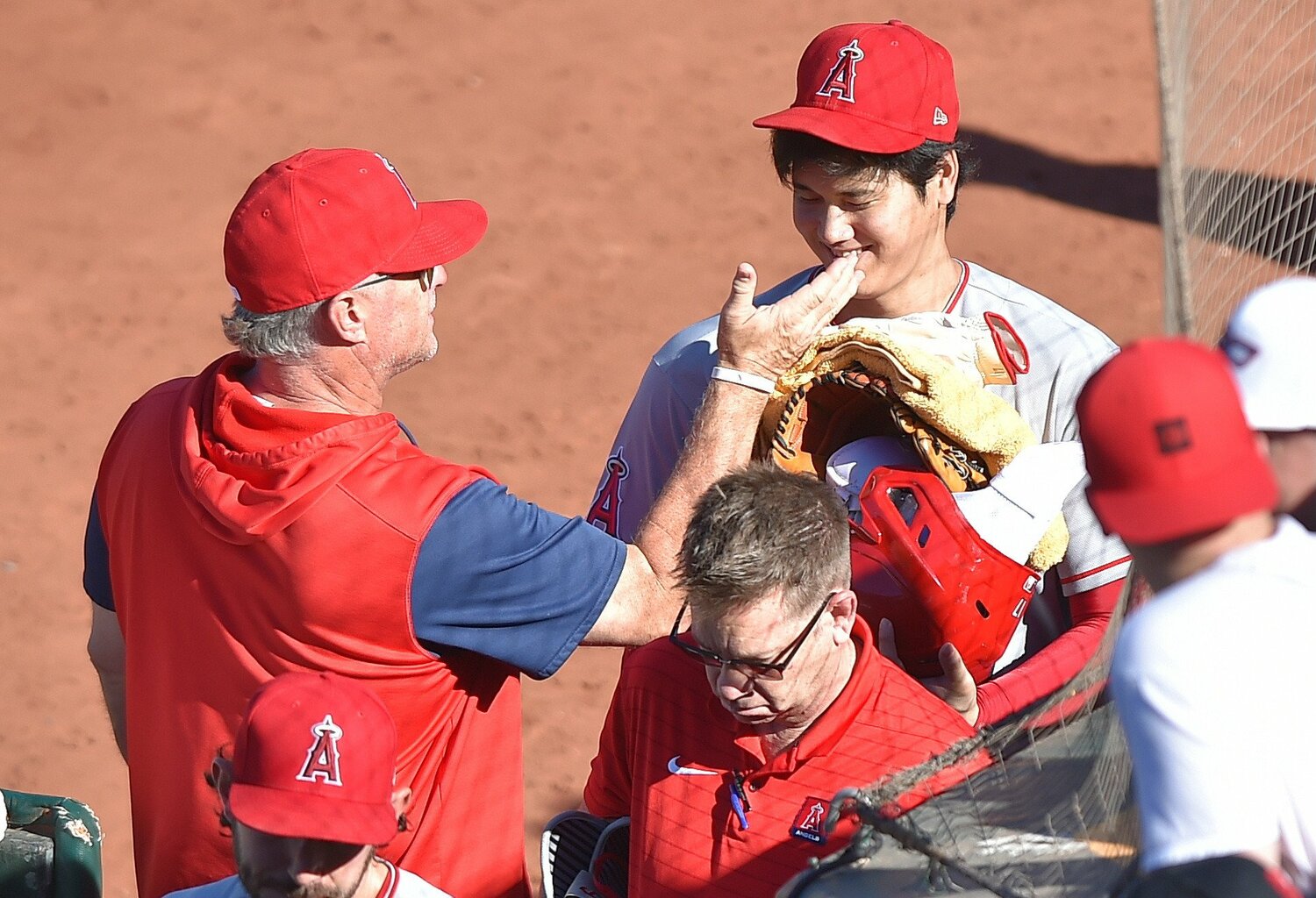 ネビン監督に労われる大谷。選手とのコミュニケーションは、ネビンが最も大切にしていることだ　©JIJI PRESS