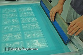 昨季は銅版画だったが今季からはシルクスクリーンへと変わったカード。色もカラーとなり12球団のイメージカラーを使っているというこだわりよう