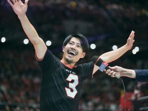 今年3月に他界した藤井さんのユニフォームを着てインタビューに応じるセッター関田誠大。大きなプレッシャーを背負いながら、多彩な攻撃陣を操った