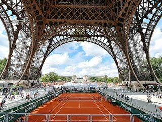 エッフェル塔の下にクレーコートが出現。「未来のエース」が繰り広げた熱い戦い。