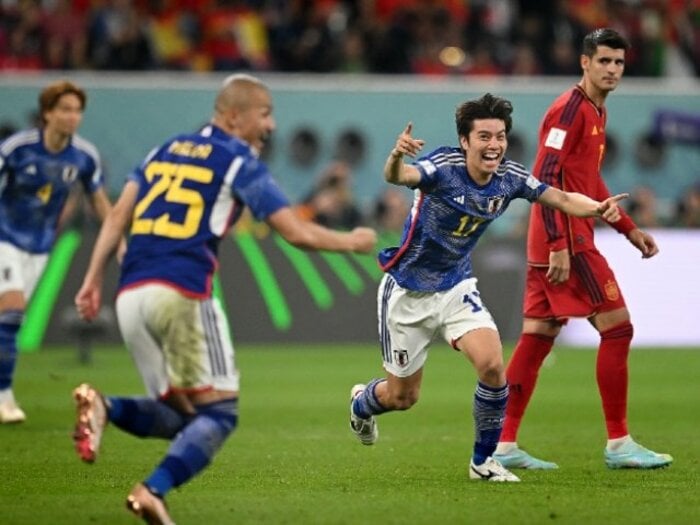 三笘薫の「1mmアシスト」に反応…田中碧はなぜ救世主になれた？ 信頼するトレーナーと目指した“地味なことを正しく100回できる身体”＜Number Web＞ photograph by Getty Images