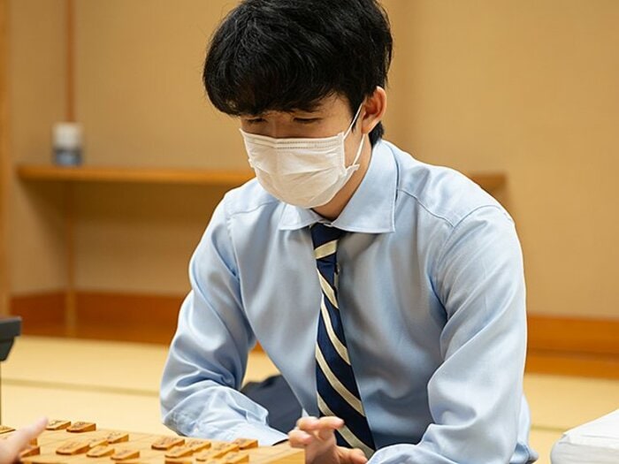 藤井聡太二冠の順位戦勝率「.970」！ 谷川浩司九段との「中学生棋士」対決に勝利、勢いとどまらず＜Number Web＞ photograph by 日本将棋連盟