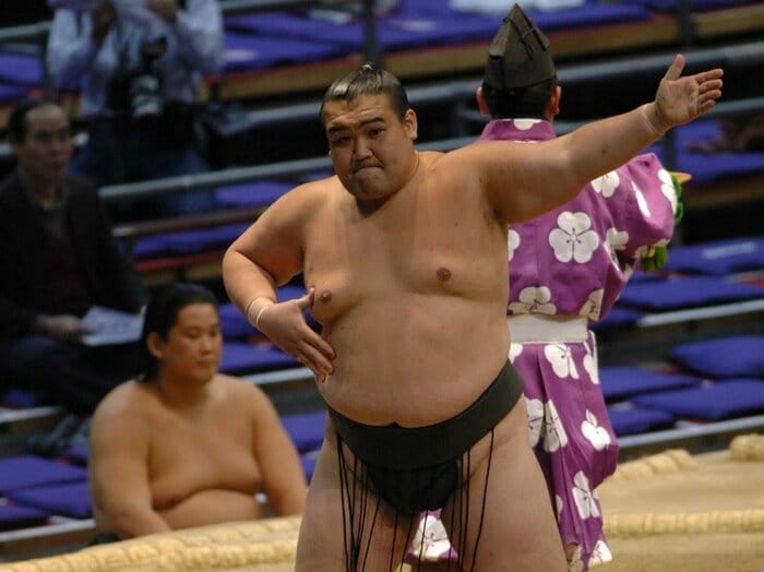 「朝青龍にプロ初黒星をつけた男」ハリウッド映画に出演した元力士が明かす18歳の朝青龍“超負けず嫌いな言い訳”「俺はさ！ ちょっと熱があって…」＜Number Web＞ photograph by 写真提供：田代良徳