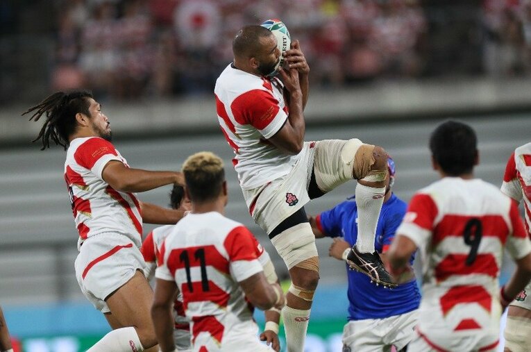 サモアに押し勝ち、常に走る。この日のジャパンフォワード陣は凄まじかった。 ／ photograph by Naoya Sanuki