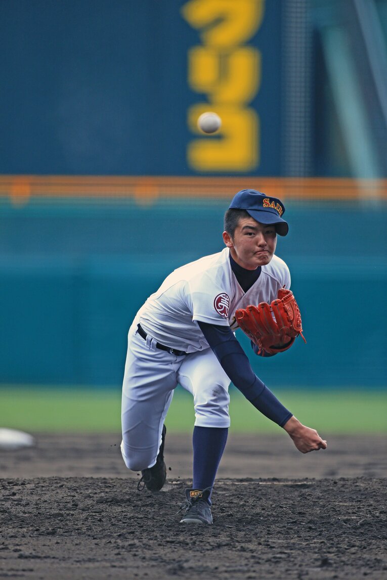 帽子が外れ、落ちるほど身体全体を使った投球で甲子園を沸かせた　©JIJI PRESS