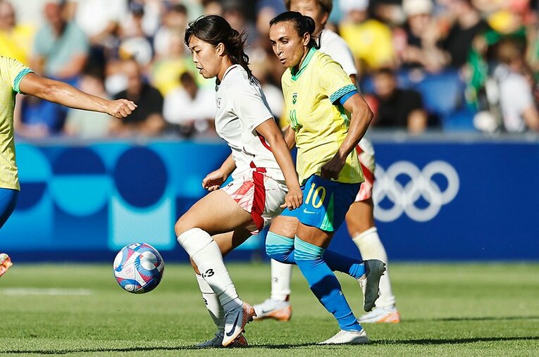パリ五輪女子サッカーで銀メダルを獲得したブラジルのマルタ。なでしこジャパンに衝撃的な逆転負けを喫した際には批判を受けたようだが……。 ／ photograph by Mutsu Kawamori