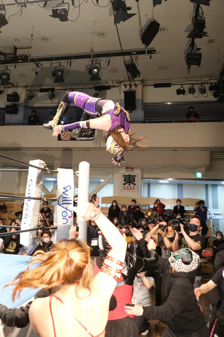 タイガー・クイーンを激怒させた“ヒール殺法”…乱入に凶器攻撃、待望のライバルは何でもありの“闇の軍団”？(11)