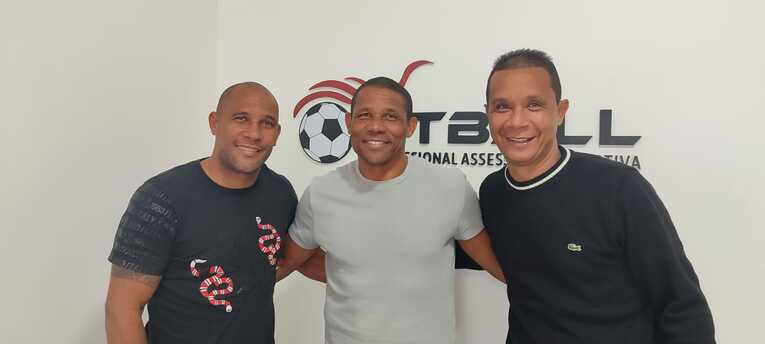 代理人事務所の共同経営者と。左は弟ラミーロ。　…写真はまだまだ続きます　©Hiroaki Sawada