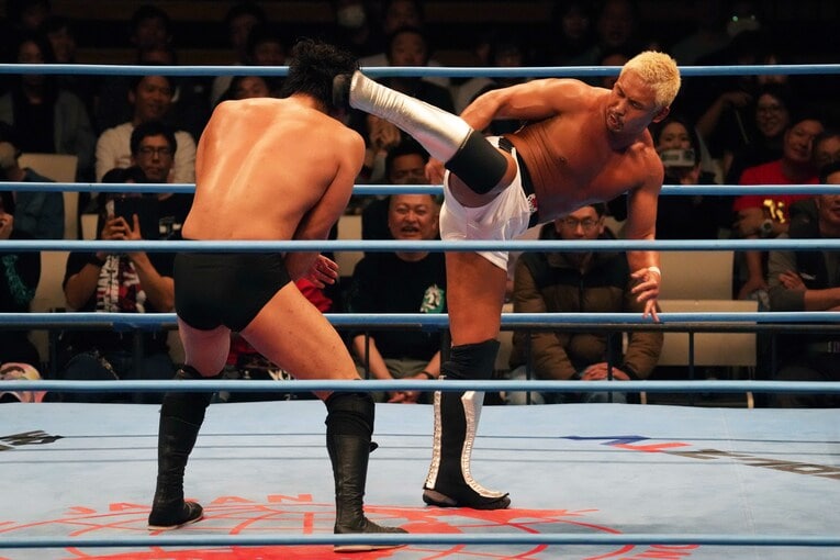 安齊勇馬の側頭部にハイキックをヒットさせる中嶋勝彦　©Essei Hara