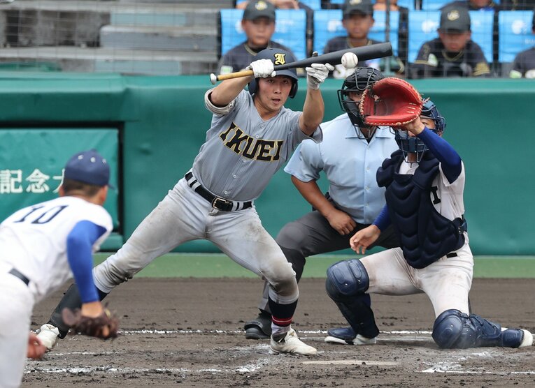 仙台育英の決勝点となったスクイズ　©JIJI PRESS