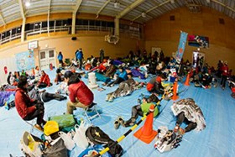 2日目の夜、エイド脇の体育館はさながら野戦病院の様相だった。