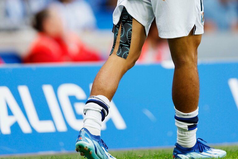 アップに出てきた久保の腿裏にはテーピングが覗き見えた　©Daisuke Nakashima