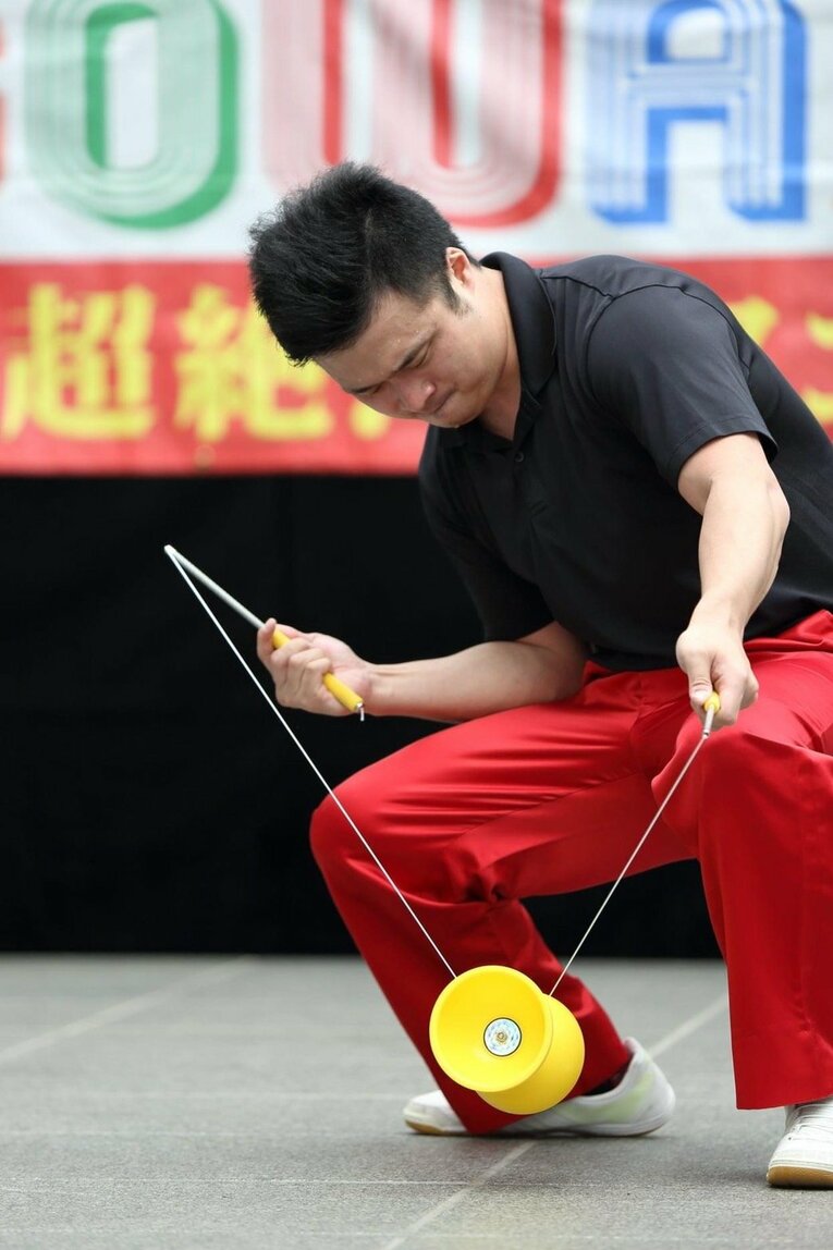 「体育館裏、彫刻刀で左腕を…」マイケルや金正恩に技を披露した大道芸人が壮絶イジメ体験を中高生に伝える理由《中3で渡米、17歳でW杯》(29)