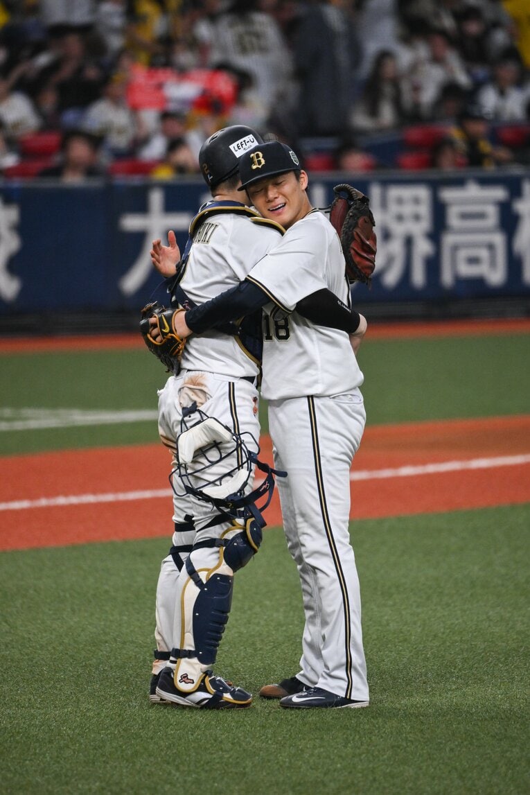 第6戦で完投勝利を挙げ“最後のハグ”をかわした二人　©︎Nanae Suzuki