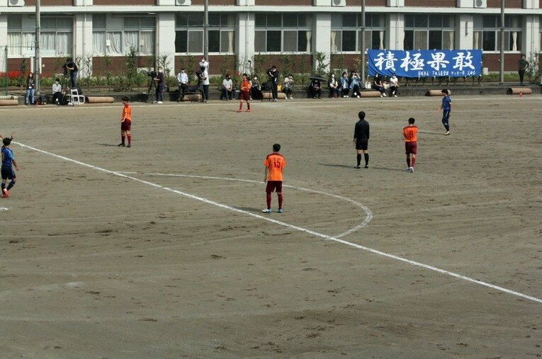 小山高校が押し込むと、中盤バイタルはこのような状態に ／ photograph by Satoshi Shigeno