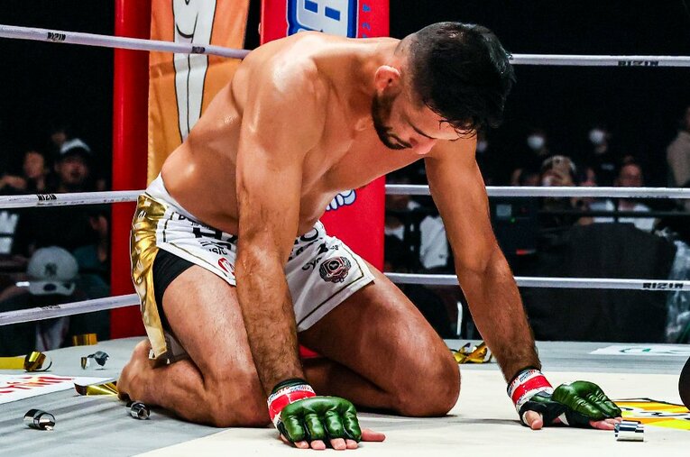 6月24日、『RIZIN.43』の鈴木千裕戦後にリング上で跪くクレベル・コイケ。体重超過による王座剥奪に何を思っていたのだろうか ／ photograph by RIZIN FF Susumu Nagao