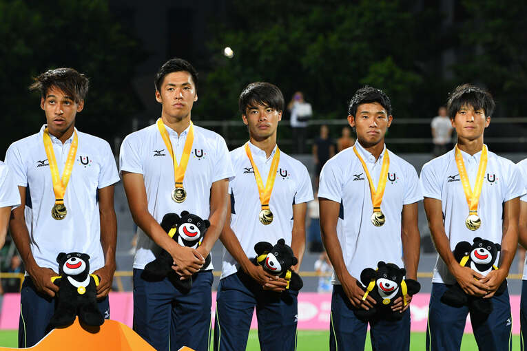 2017年、金メダルを獲得したユニバーシアード日本代表。流経大4年の守田（右から2番目）と筑波大2年の三笘薫（中央）　©AFLO