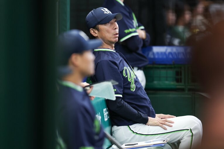 試合を見つめるヤクルト高津臣吾監督。首位まで15.5ゲーム、5位中日にも9ゲーム差と離されている（6月12日現在） ／ photograph by JIJI PRESS