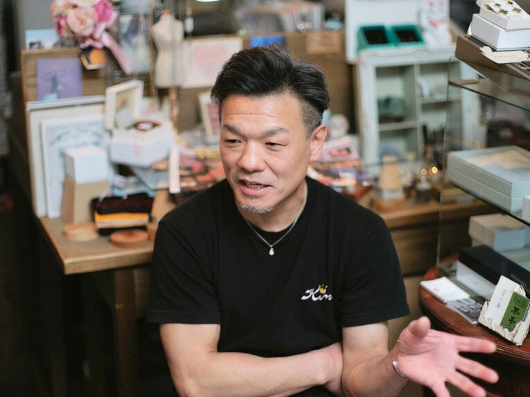 インタビューに応じる川嶋勝重　©Yuki Suenaga