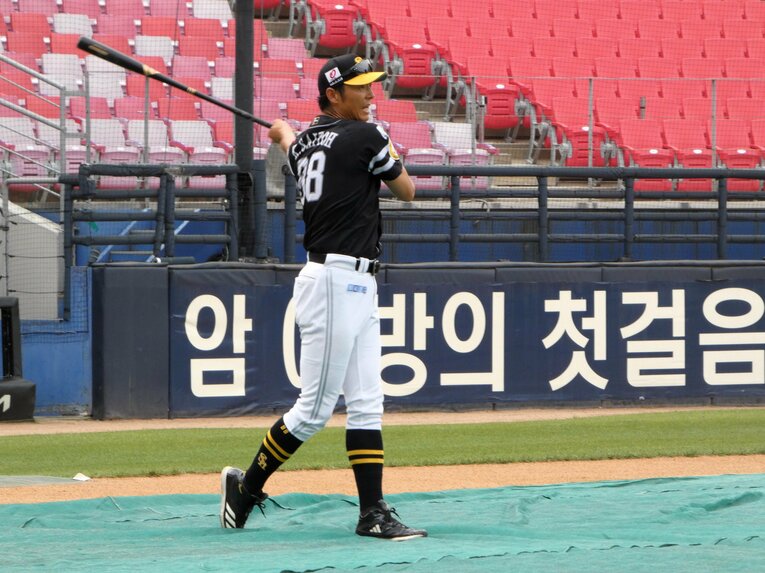 ノックをする斉藤和巳3軍監督