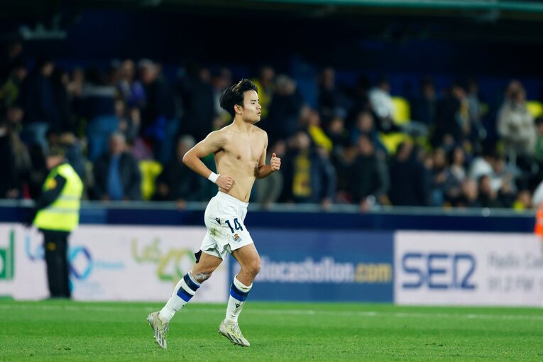 ユニフォームをプレゼントしたのち、そそくさとロッカールームへと向かう