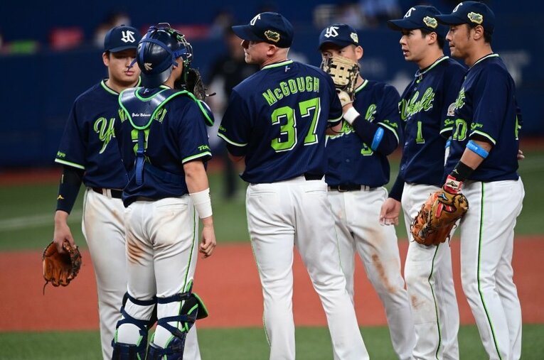 守護神マクガフがピンチを招き、マウンドに集まるヤクルト内野陣。初戦から、勝ちパターンが崩れてしまった ／ photograph by Naoya Sanuki